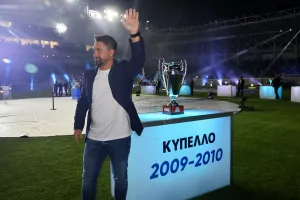 Ολες οι προσωπικότητες του Απόλλωνα που μετέφεραν τα τρόπαια στο νέο γήπεδο (φώτος)