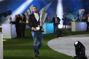 Ολες οι προσωπικότητες του Απόλλωνα που μετέφεραν τα τρόπαια στο νέο γήπεδο (φώτος)