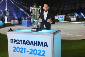 Ολες οι προσωπικότητες του Απόλλωνα που μετέφεραν τα τρόπαια στο νέο γήπεδο (φώτος)