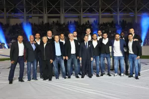 Ολες οι προσωπικότητες του Απόλλωνα που μετέφεραν τα τρόπαια στο νέο γήπεδο (φώτος)