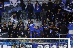 Γκολ με κεφαλιά ο Ουάρντα και... ανέβηκε στην κερκίδα! (φώτος/βίντεο)