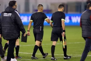 ΦΩΤΟΡΕΠΟΡΤΑΖ/ Φωτιές και αντικείμενα στο ΠΑΠ...