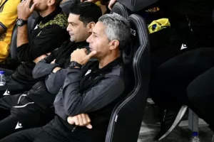 Γήπεδο Λεμεσού/"Εκτός... Κύπρου"