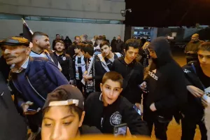Μικροί και μεγάλοι... μαζεύτηκαν για φωτογραφίες και αυτόγραφα! (Φώτος)