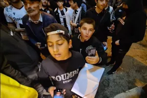 Μικροί και μεγάλοι... μαζεύτηκαν για φωτογραφίες και αυτόγραφα! (Φώτος)