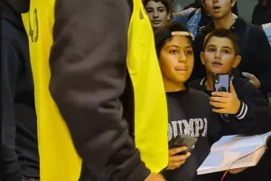 Μικροί και μεγάλοι... μαζεύτηκαν για φωτογραφίες και αυτόγραφα! (Φώτος)