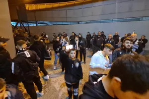 Μικροί και μεγάλοι... μαζεύτηκαν για φωτογραφίες και αυτόγραφα! (Φώτος)