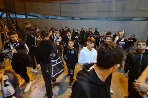 Μικροί και μεγάλοι... μαζεύτηκαν για φωτογραφίες και αυτόγραφα! (Φώτος)