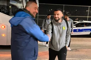 Η άφιξη της ΑΕΚ... στην Περιστερώνα (Φώτος)