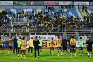 ΘΥΡΑ 3/"Μόνη σου σταθερή και αναλλοίωτη δύναμη είμαστε εμείς"