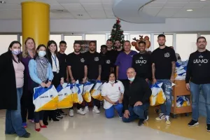 ΑΠΟΕΛ/ Δίπλα στα μικρά παιδιά που δοκιμάζονται (Φώτος)