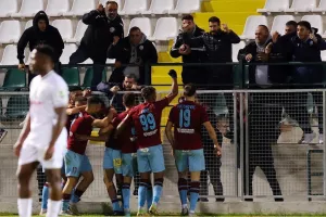 Δόξα - ΕΝΠ: Βυσσινί... απόλαυση και επιβλητική τριάρα! (Φώτος)