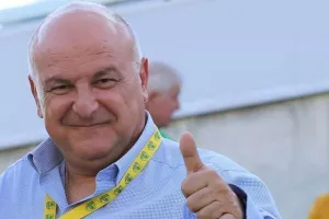 "Όλα τα λεφτά ο Άντρος Καραπατάκης..."