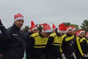 Με σκουφάκια του Άη Βασίλη στο γήπεδο! (Βίντεο)