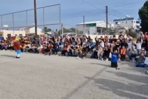 Οι παίκτες της ΕΝΠ στο Α΄ Δημοτικό Σχολείο Παραλιμνίου 