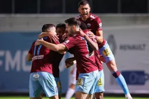 Δόξα - ΕΝΠ: Βυσσινί... απόλαυση και επιβλητική τριάρα! (Φώτος)