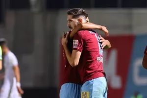 Δόξα - ΕΝΠ: Βυσσινί... απόλαυση και επιβλητική τριάρα! (Φώτος)