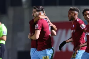 Δόξα - ΕΝΠ: Βυσσινί... απόλαυση και επιβλητική τριάρα! (Φώτος)