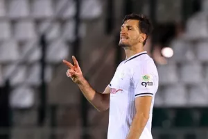 Δόξα - ΕΝΠ: Βυσσινί... απόλαυση και επιβλητική τριάρα! (Φώτος)