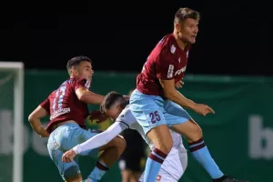Δόξα - ΕΝΠ: Βυσσινί... απόλαυση και επιβλητική τριάρα! (Φώτος)