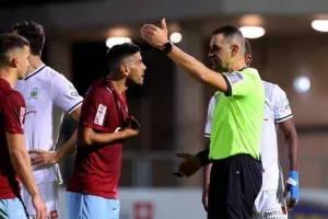 Δόξα - ΕΝΠ: Βυσσινί... απόλαυση και επιβλητική τριάρα! (Φώτος)