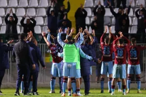 Δόξα - ΕΝΠ: Βυσσινί... απόλαυση και επιβλητική τριάρα! (Φώτος)