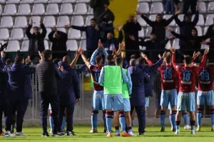 Δόξα - ΕΝΠ: Βυσσινί... απόλαυση και επιβλητική τριάρα! (Φώτος)