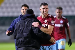 Δόξα - ΕΝΠ: Βυσσινί... απόλαυση και επιβλητική τριάρα! (Φώτος)