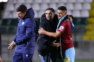Δόξα - ΕΝΠ: Βυσσινί... απόλαυση και επιβλητική τριάρα! (Φώτος)