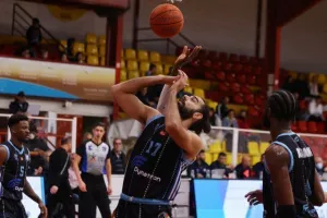 "Έπιασε" το ΑΠΟΕΛ στην κορυφή ο Κεραυνός! (φώτος) 