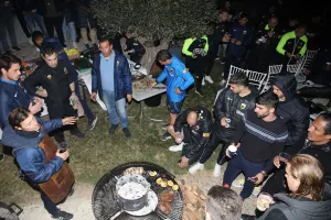 Παίκτες και τεχνικό τιμ τραγούδησαν μαζί τον ύμνο της ΑΕΚ! 