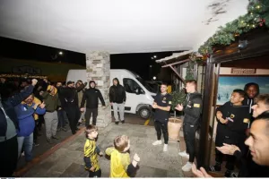 AEK: Ντόπες κόσμου στους παίκτες της ΑΕΚ στο ξενοδοχείο