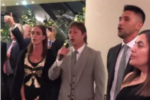 (ΒΙΝΤΕΟ) Ο κόουτς της ΑΕΚ πήρε το μικρόφωνο και τραγούδησε τον εθνικό ύμνο