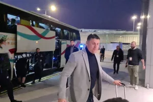 Φωτορεπορτάζ - βίντεο από την άφιξη του ΑΠΟΕΛ