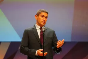 Συνθήματα κατά Αυγενάκη από τους φίλους του Παναθηναϊκού στο ΟΑΚΑ