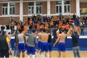 "Πάρτι" με τους ΑΠΟΕΛίστες μετά το 7/7! (βίντεο)