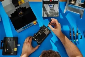 Ξεκινάει και στην Ευρώπη η διαδικασία επισκευής iPhone και MacBooks από τους ίδιους τους χρήστες