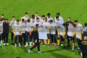 ΑΕΛ: Φόρεσαν φανέλες και έστειλαν μήνυμα στήριξης στον άτυχο Μπάστο (φώτος)