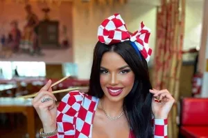 Η Ιβάνα "απειλεί" τους Ιάπωνες τρώγοντας σούσι (φώτος)