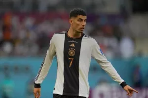 Χάβερτς: Πήρε το βραβείο του MVP με τα μούτρα κατεβασμένα (φώτο)