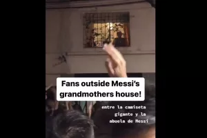 Εκατοντάδες Αργεντινοί έστησαν πάρτι έξω από το σπίτι της γιαγιάς του Μέσι