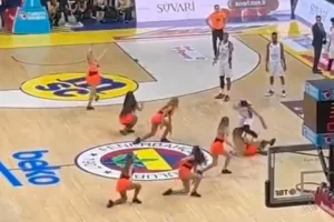 Επικό blooper/ Σκόνταψε σε τσιρλίντερ!