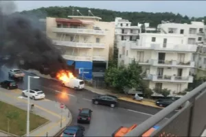 (ΒΙΝΤΕΟ) Στις φλόγες τυλίχτηκε όχημα εν κινήσει
