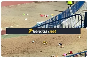 (Βίντεο) Έριξαν τα αρκουδάκια στο γήπεδο 