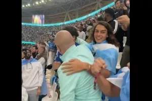 Αγκαλιάζονταν μεταξύ τους στην εξέδρα! 