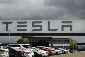 Tesla: Έχασε το 69% της χρηματιστηριακής της αξίας