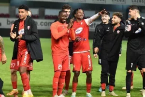 Νέα Σαλαμίνα - Καρμιώτισσα: "Ερυθρόλευκο" τρίποντο με ανατροπή!