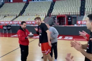 Ολυμπιακός: Έσβησε κεράκια πριν το ντέρμπι με τον Παναθηναϊκό ο Γουόκαπ!