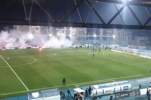 Ένταση και επεισόδια στους Ζωσιμάδες, οπαδοί του Ολυμπιακού πήραν πανό του ΠΑΣ!