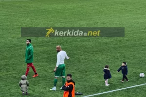 Ωραίο στιγμιότυπο: Τρίποντο και παιχνίδι με τα παιδάκια τους!